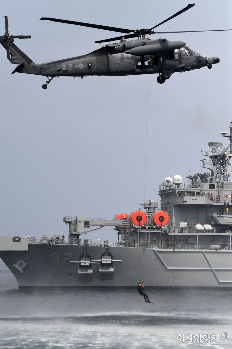 [포토] 해상 조난자 군경 합동 구조훈련