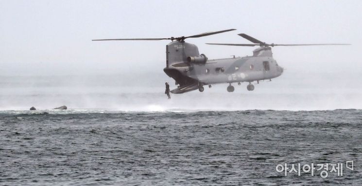 해군과 공군, 해경이 18일 오후 동해 인근 해상에서 '해상 조난자 합동 탐색구조훈련'을 실시하고 있다./동해=사진공동취재단