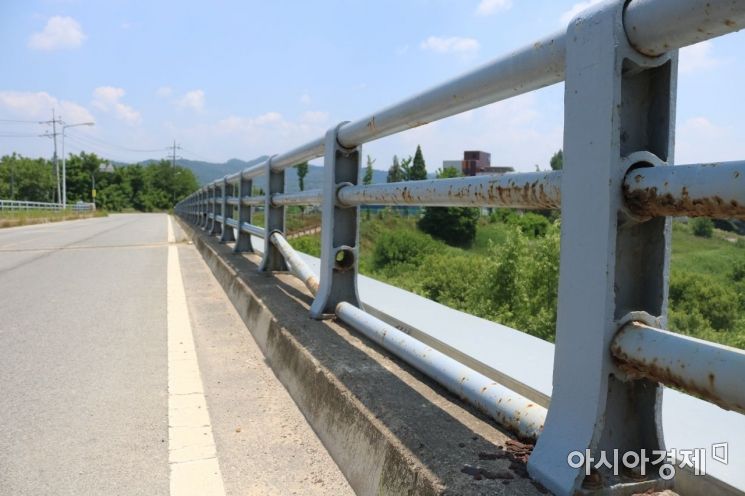 광주광역시 북구 용전동 옛 용산교 난간이 부식된 채 방치되고 있으며 중간중간 이가 빠진듯 부서져 있다.