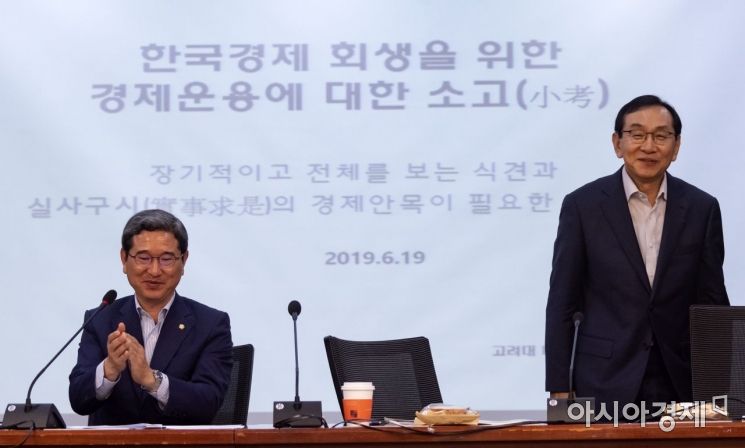 19일 김학용 의원이 주최한 국회 미래혁신포럼 조찬강연에 참석한 김동수 전 공정거래위원장이 '한국경제 회생을 위한 경제운용 제언'에 대해 주제로 강연을 하고 있다./윤동주 기자 doso7@