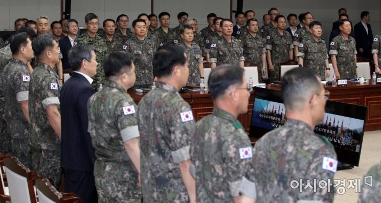 지난달 19일 서울 용산구 국방부에서 열린 2019년 전반기 전군주요지휘관회의에 정경두 국방부 장관을 비롯한 군 장성들이 참석해 있다./김현민 기자 kimhyun81@