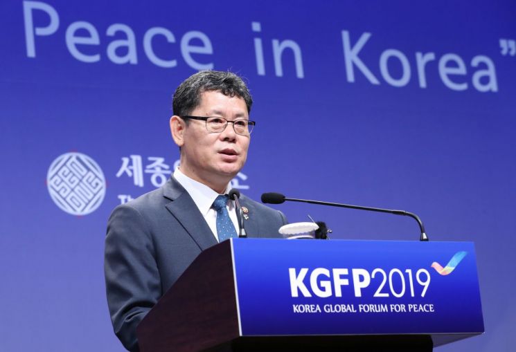 김연철 통일부 장관이 19일 오전 서울 중구 웨스틴 조선호텔에서 열린'한반도  국제평화포럼 2019' 행사에서  기조연설을 하고 있다. <사진=연합뉴스>