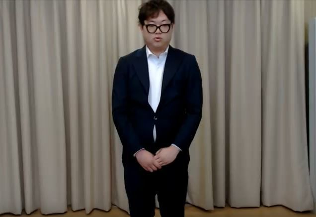 아프리카 BJ 감스트가 개인 방송 도중 한 여성BJ를 대상으로 성희롱 발언을 해 논란의 중심에 선 가운데, 자신의 채널 방송을 통해 공식 사과를 전했다/사진=감스트 유튜브 화면 캡처
