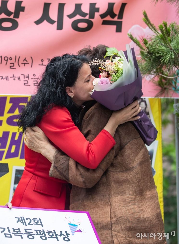 [포토]이용수 할머니와 포옹하는 김복동 평화상 수상자