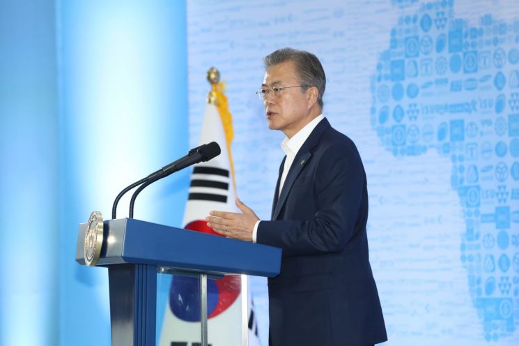 文대통령 "2030년 '제조업 세계 4强·국민소득 4만달러' 시대 열 것"