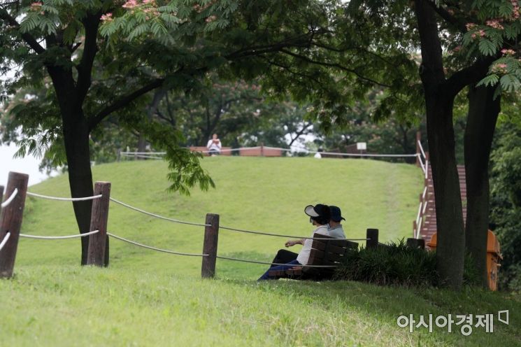 19일 서울 송파구 올림픽공원 몽촌토성 산책로에서 시민들이 휴식을 취하고 있다. /문호남 기자 munonam@