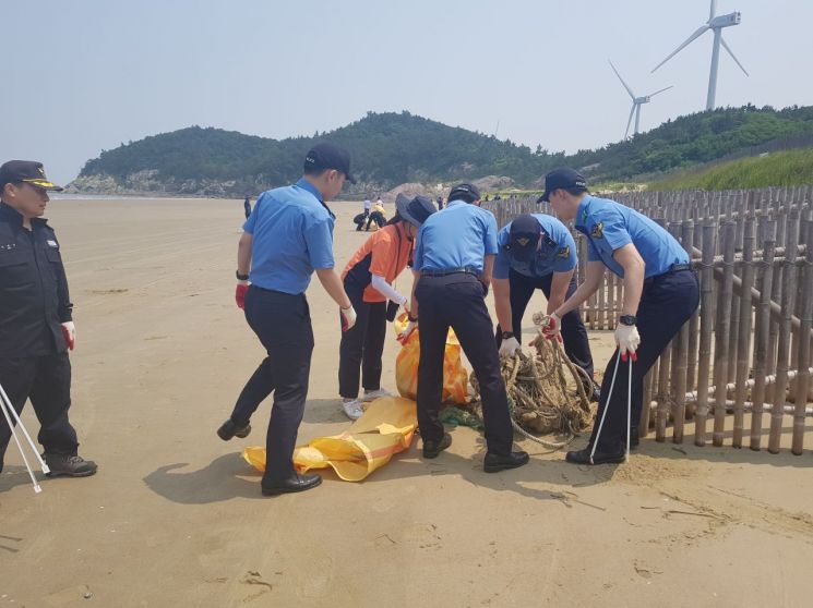 [포토] 목포해양경찰서, 신안군 다도해 정화 활동 펼쳐