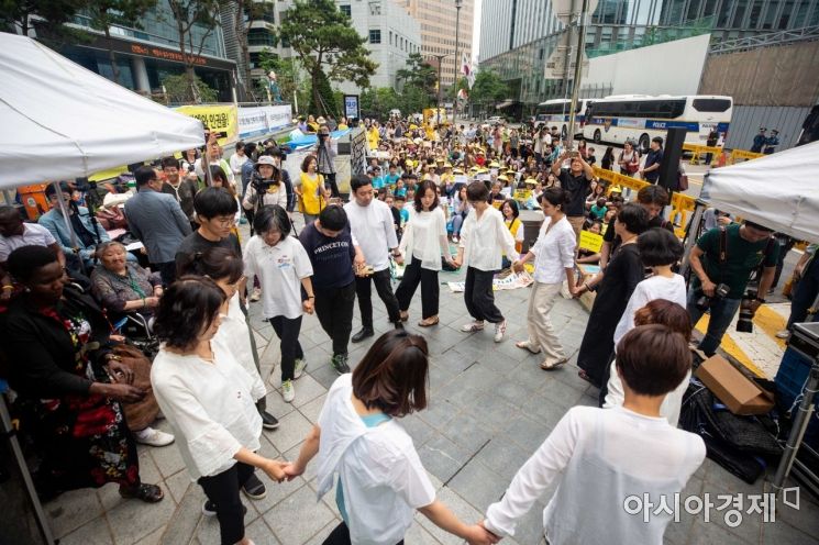 [포토]평화의 춤 추는 정기수요시위 참석자들