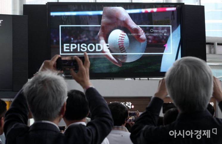 [포토] 무안경 3D 영상 바라보는 시민들