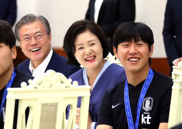 문재인 대통령과 부인 김정숙 여사가 19일 오후 청와대 본관에서 열린 2019 국제축구연맹(FIFA) U20 월드컵 축구대표팀 초청 만찬에서 이강인 선수와 함께 대회 경기 하이라이트를 보며 웃고 있다.
사진=연합뉴스