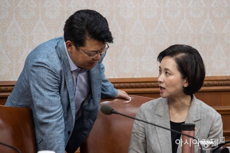 [포토]의견 나누는 유은혜 사회부총리-복기왕 정무비서관