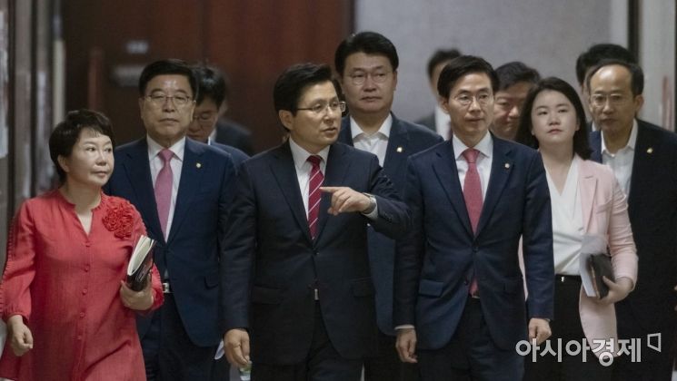 [포토] 회의 참석하는 황교안 대표