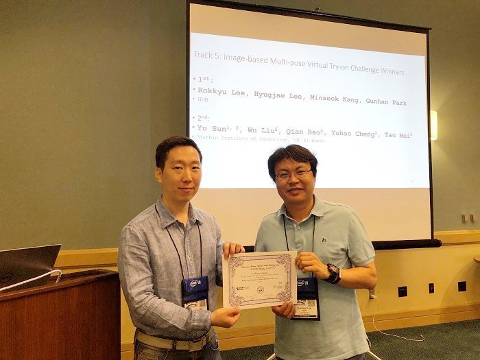 2019 IEEE CVPR 학술대회에서 열린 증강휴먼 워크샵의 '멀티포즈 트라이온' 트랙에서 1등을 수상한 NHN 박근한 기술연구센터장(오른쪽)과 이록규 컴퓨터비전팀장이 기념촬영을 하고 있다.