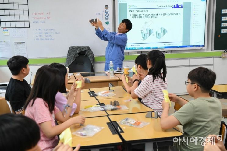 19일 광양마동초등학교에서 열린 주니어 공학교실에서 일일 강사로 참여한 광양제철소 직원이 학생들에게 설명을 하고 있다.(사진=광양제철소 제공)