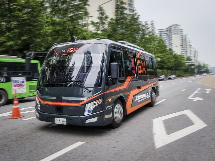 SK텔레콤과 서울시는 20일 상암 디지털미디어시티에 5G 자율주행 테스트베드를 조성하고 5G와 자율주행 핵심기술인 V2X(Vehicle to Everything)를 융합한 기술 시연에 나선다고 밝혔다. 이달부터 운행되는 SK텔레콤의 자율주행 버스.