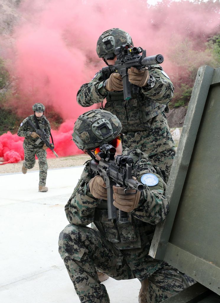 미래형 전투복인 '워리어플랫폼'을 입고 훈련 중인 장병들의 모습. [사진=연합뉴스]