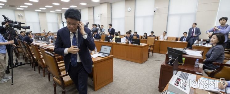 [포토] 회의장 나가는 장제원 의원
