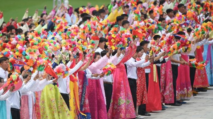[포토]시진핑 방북 환영하는 평양시민들