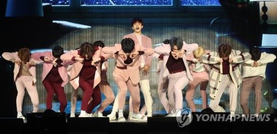 지난 1월21일 서울 송파구 방이동 올림픽공원 올림픽홀에서 열린 6집 미니앨범 '유 메이드 마이 던'(YOU MADE MY DAWN) 발매 기념 쇼케이스에 참석한 그룹 세븐틴/사진=연합뉴스
