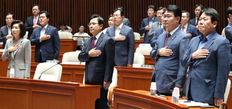 한국당, 이틀연속 안보의총…'北 대기 귀순' 총공세 