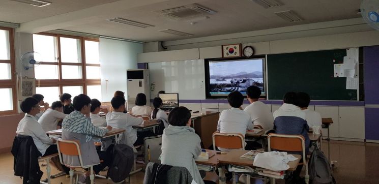 3·1운동 100주년을 기념해 옥매광산 광부 집단 수몰 사건을 다룬 다큐멘터리 영상을 보고 있다. (사진제공=해남군)