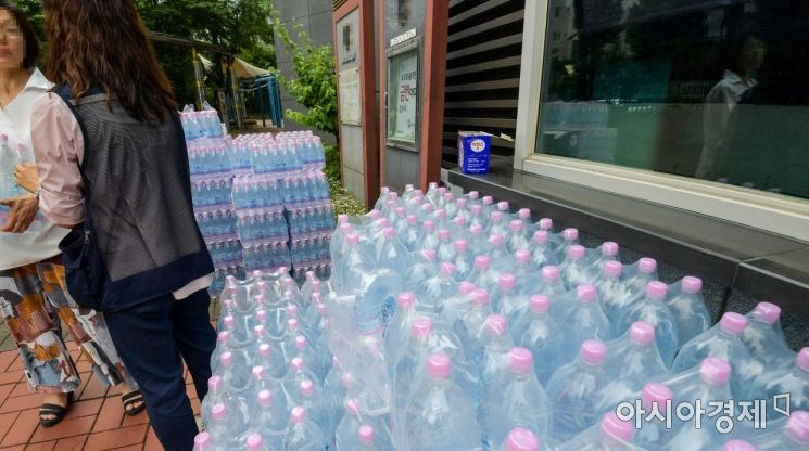 [포토]'붉은 수돗물' 민원 쌓여 있는 생수