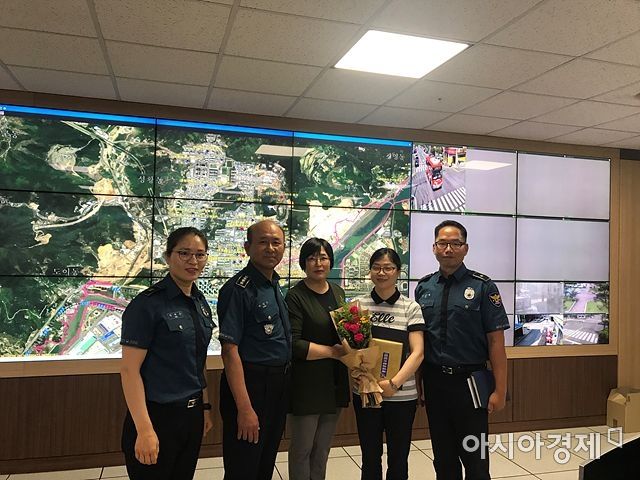 광양경찰서가 차량털이범 검거를 도운 광양시 CCTV통합관제센터 요원에게 감사패를 전달하고 있다.(사진=광양시 제공)