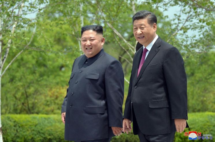 시진핑 중국 국가주석과 김정은 북한 국무위원장이 21일 평양 금수산영빈관에서 산책을 했다고 조선중앙통신이 22일 보도했다.