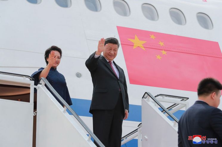 북한 방문을 마친 시진핑 중국 국가주석과 부인 펑리위안 여사가 21일 평양 순안공항에서 열린 환송 행사에서 전용기에 올라 인사했다고 조선중앙통신이 22일 보도했다.