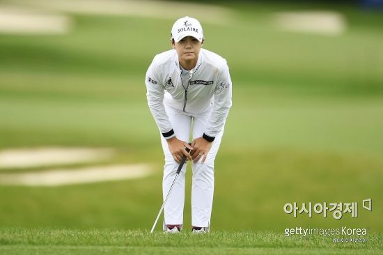 박성현이 KPMG위민스 PGA챔피언십 둘째날 11번홀에서 그린을 읽고 있다. 채스카(美 미네소타주)=Getty Images/멀티비츠