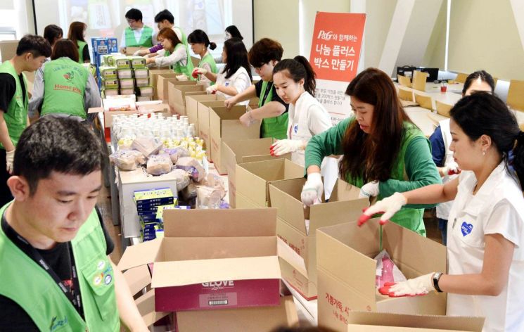 홈플러스·한국P&G, 한부모·미혼모가정 대상 생필품 전달