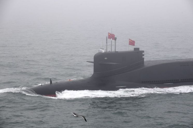 지난 4월23일(현지시간) 중국 산둥성 칭다오 앞바다의 인민해방군 해군 창설 70주년 기념 국제 관함식(해상 열병식)에서 중국 해군의 신형 핵잠수함이 물 위로 모습을 드러내고 있다. (사진=연합뉴스)