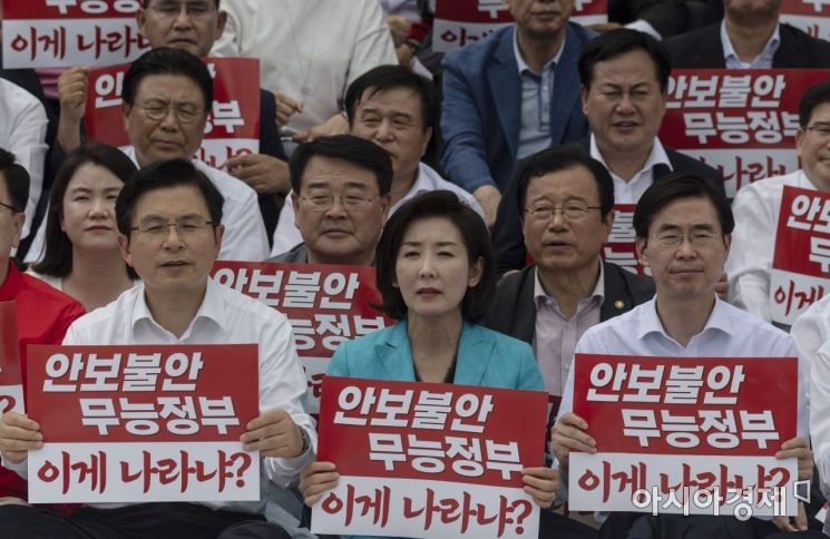 한국당, '선박귀순' 총공세 "文 대통령, 무릎꿇고 사과해야…고발할것"