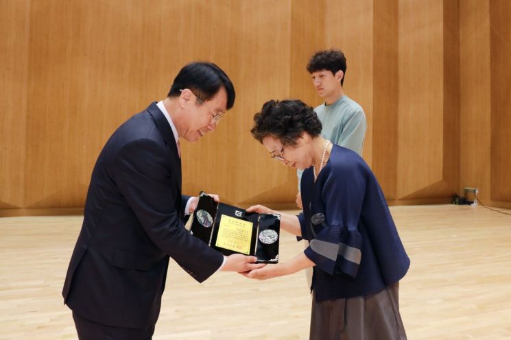 송기숙 전남대 교수, 후광학술상 상금 발전기금 ‘기부’