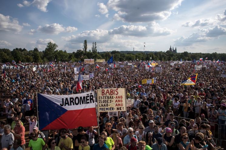 절정 치닫는 체코 시위…"총리 퇴진하라" 25만명 집결