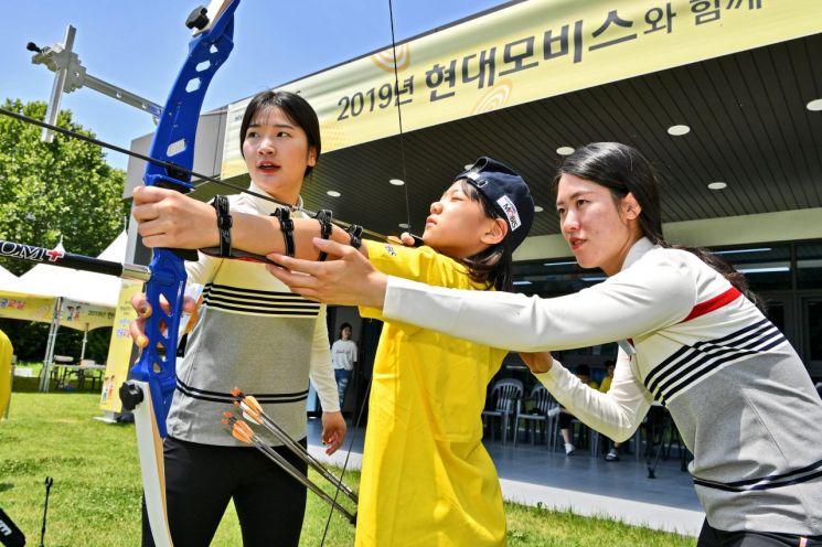 현대모비스가 22~23일 양일간 경기도 용인 현대모비스 양궁장에서 '어린이 양궁 교실'을 개최했다. 사진은 국가대표 강채영(왼쪽), 심예지(오른쪽) 선수가 초등학생에게 양궁을 지도하고 있는 모습/사진=현대모비스