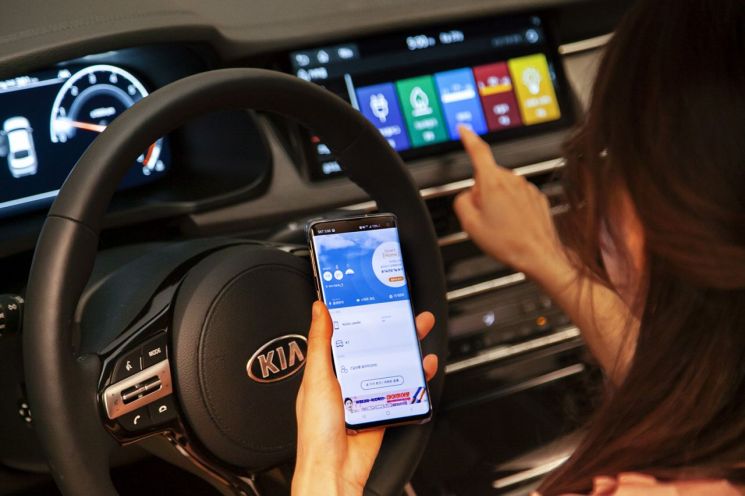 SKT, 기아 K7 프리미어에 카투홈 탑재…차에서 집 에어컨 켠다