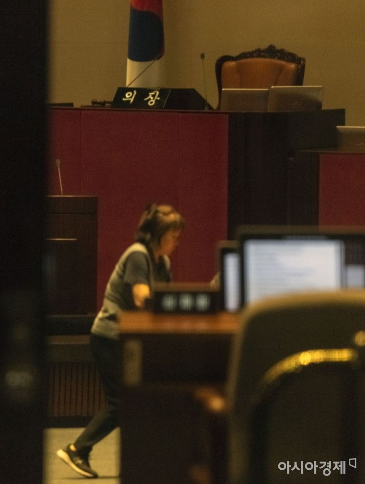 [포토] 본회의 준비하는 국회 관계자들