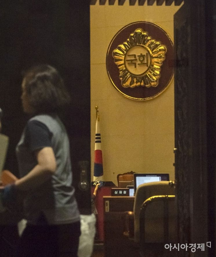 [포토] 본회의 준비하는 국회 관계자들