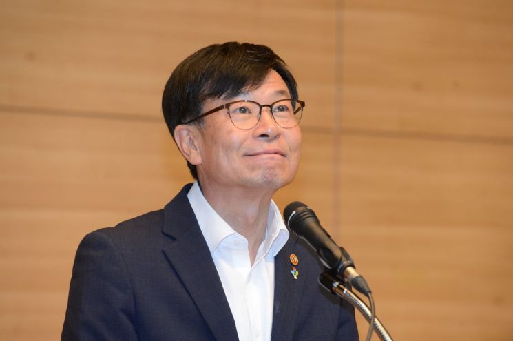 김상조 신임 청와대 정책실장이 21일 정부세종청사에서 공정거래위원장 이임사를 하고 있다.