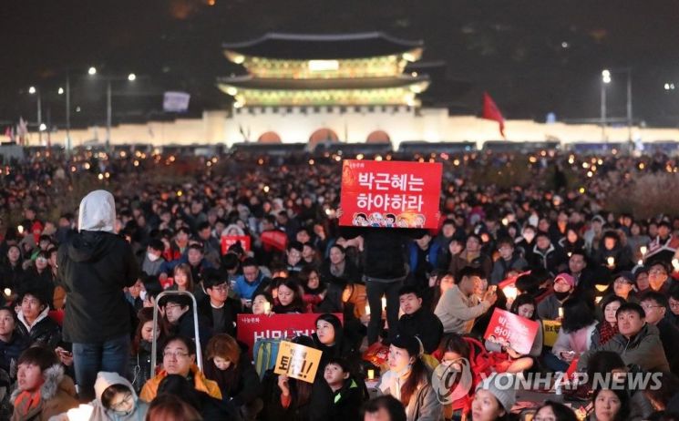지난 2016년 11월19일 오후 서울 광화문광장 일대에서 열린 제4차 촛불집회에서 시민들이 박근혜 대통령의 퇴진을 촉구하고 있다. [이미지출처=연합뉴스]