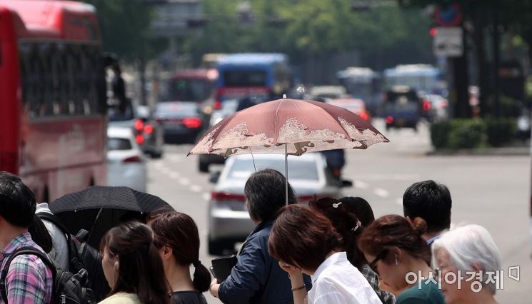 [포토] 양산으로 가리는 햇빛