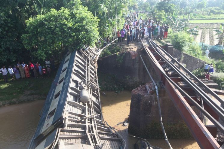 방글라데시서 열차 탈선…최소 5명 숨지고 100여명 부상