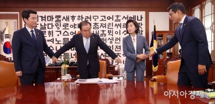 [포토] 손 잡는 교섭단체 원내대표들