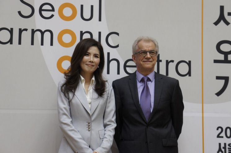 강은경 서울시향 대표이사(왼쪽)와 오스모 벤스케 신임 음악감독