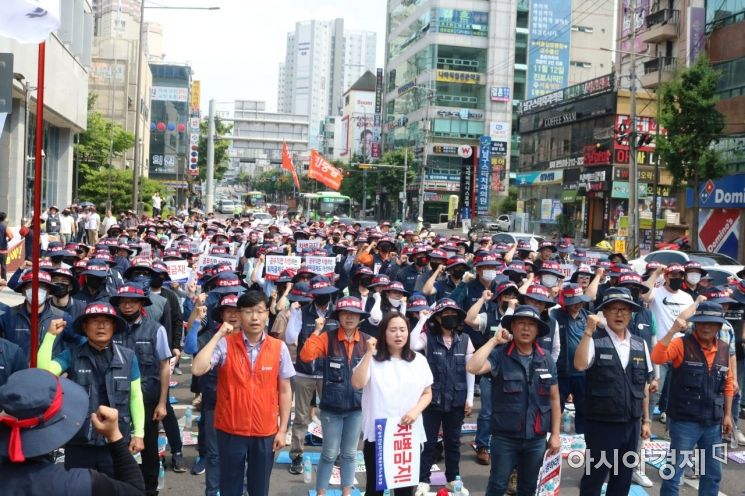 광주전남 공무직노조가 지난 24일 남구청사 앞에서 퇴직금 가산제 적용 등 차별금지를 외치며 총파업 출정식을 하고 있다.