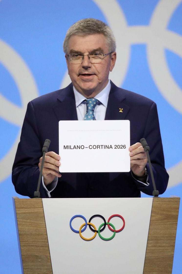 토마스 바흐 국제올림픽위원회(IOC) 회장이 24일(현지시간) 스위스 로잔에서 2026년 동계올림픽 개최지를 발표하고 있다. [이미지출처=로이터연합뉴스]