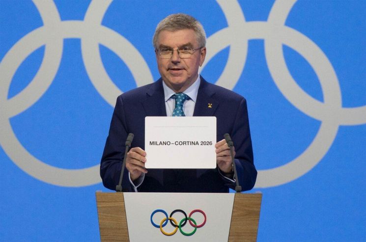 토마스 바흐 국제올림픽위원회(IOC) 위원장이 25일 2026년 동계올림픽 개최지로 이탈리아 밀라노·코르티나 담페초를 발표하고 있다.[이미지출처=IOC 홈페이지]