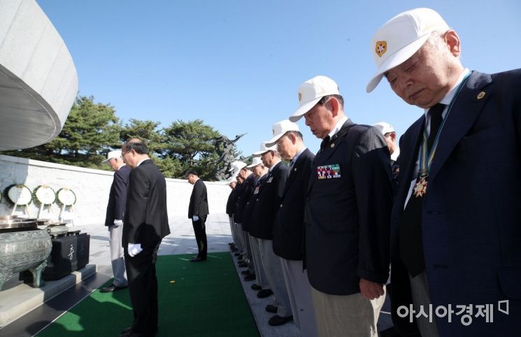 [포토] 전우들 앞에 고개 숙인 참전 용사들