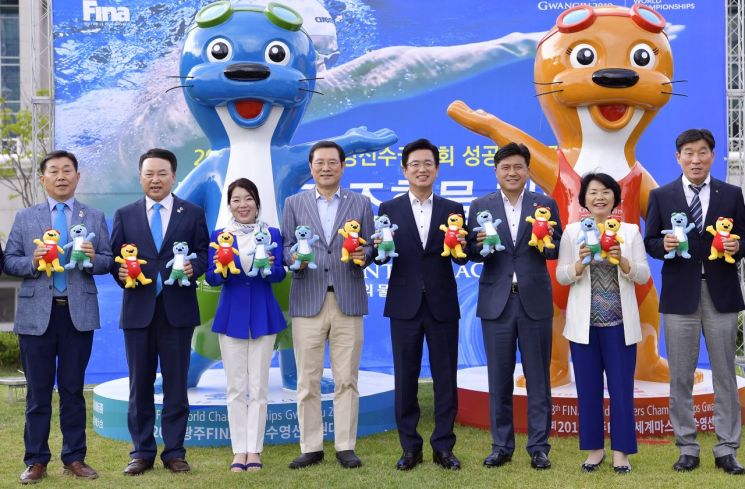 광주세계수영대회, 대전시청 앞 ‘수리·달이’ 조형물 제막식